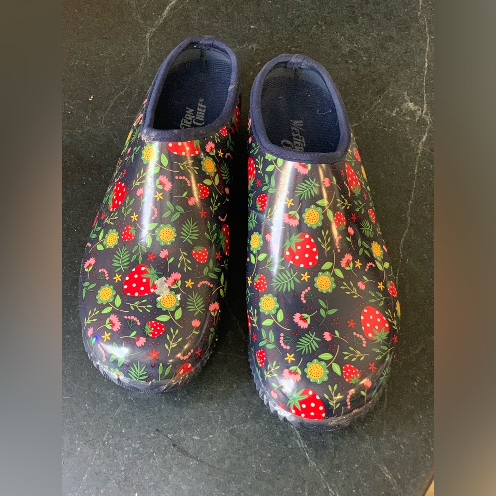 WESTERN CHIEF | Rubber Garden Clogs | Strawberry and Flower Pattern | Sz 9
